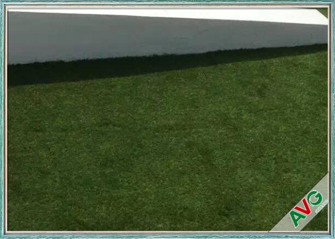 합성 잔디 좋은 보는 인공적인 잔디 뗏장을 조경하는 옥외 녹색 0