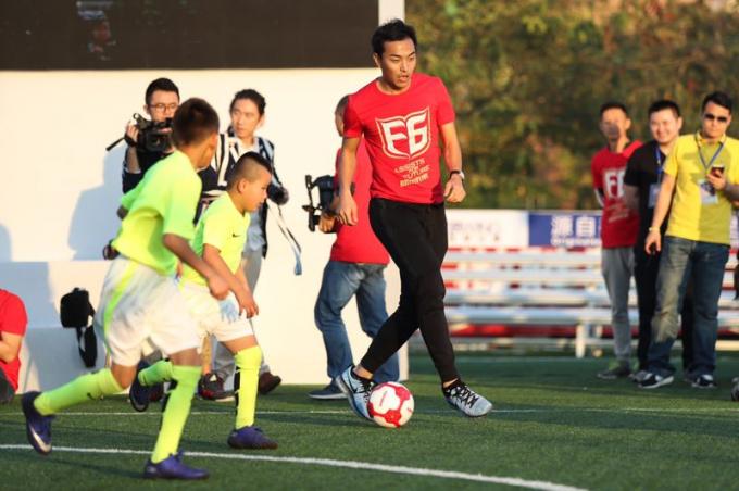 에 대한 최신 회사 뉴스 Feng Xiaoting 자선 축구 경기 어제 개최, 중국 축구의 미래에 대한 사랑  1