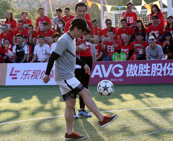 에 대한 최신 회사 뉴스 Feng Xiaoting 자선 축구 경기 어제 개최, 중국 축구의 미래에 대한 사랑  2